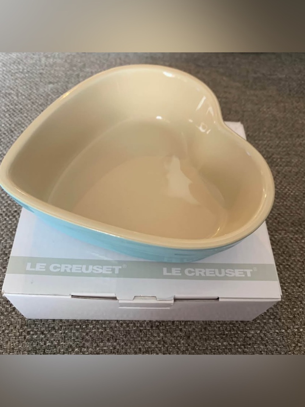 BNIB Le Creuset 16cm small heart dish satin blue